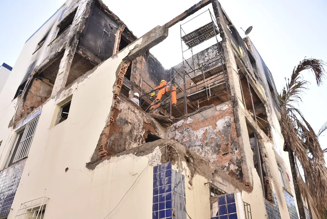 Demolição de prédio no Stiep