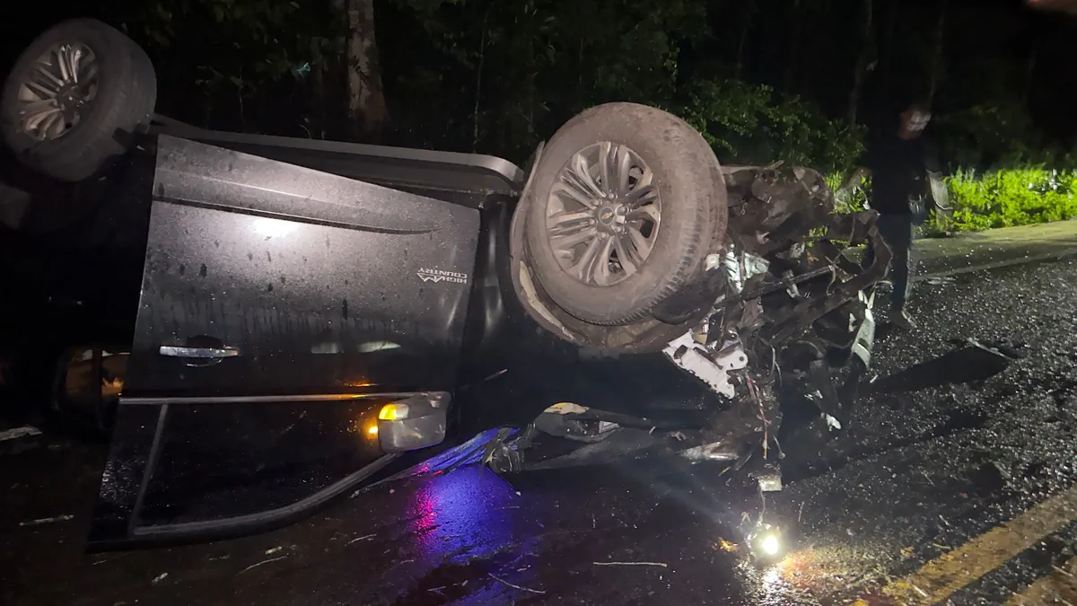 Carro em que estava deputado estadual ficou completamente destruído após acidente