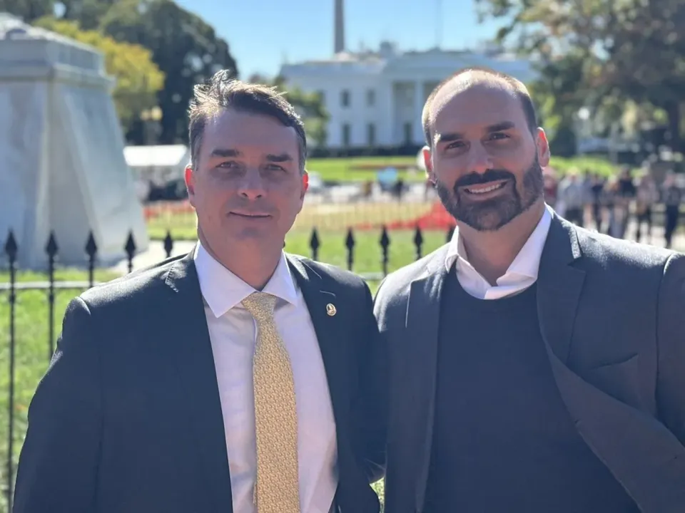 Flávio Bolsonaro e Eduardo Bolsonaro, filhos mais velhos do ex-presidente Jair Bolsonaro
