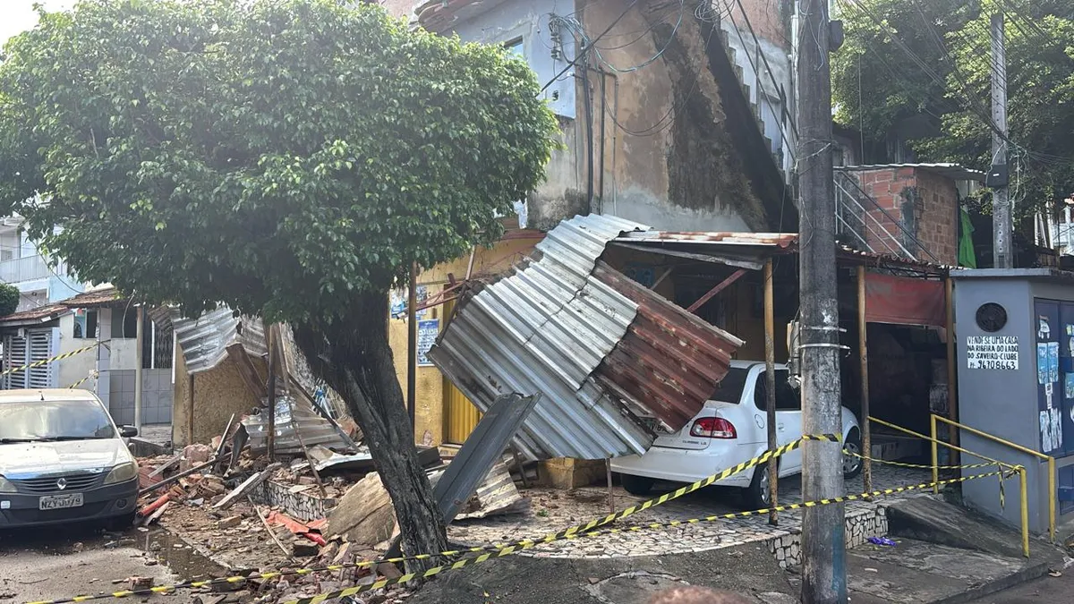 Imagem ilustrativa da imagem Desabamento de marquise deixa uma pessoa ferida na Ribeira