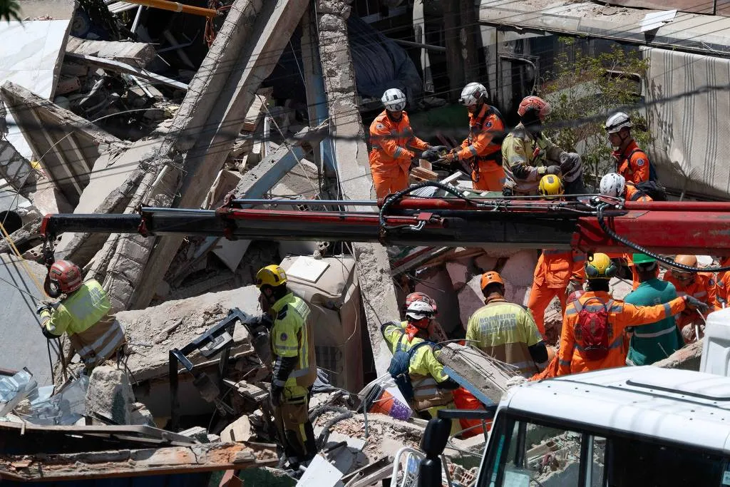 Os bombeiros realizam o resgate e retirada de detritos de forma manual