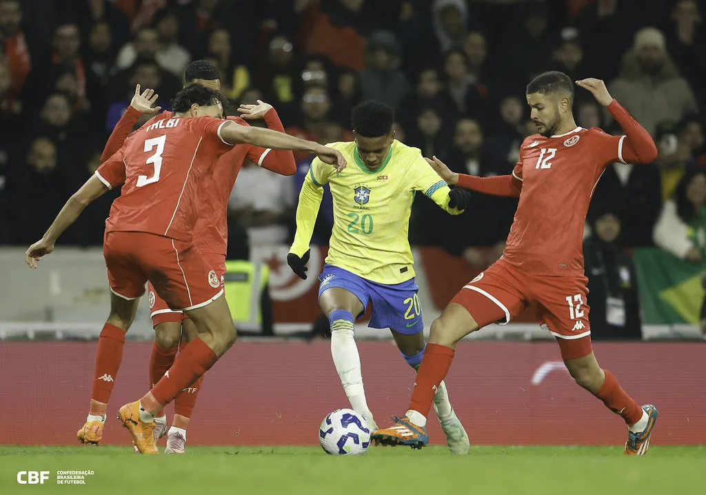 Estevão durante o empate contra a Tunísia