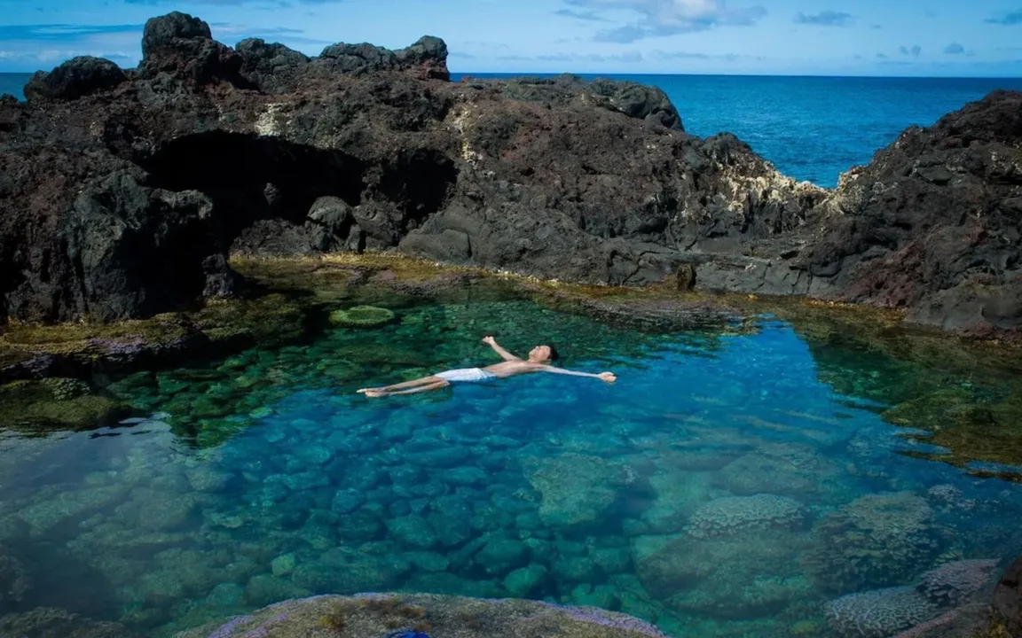 A ilha mistura beleza e história