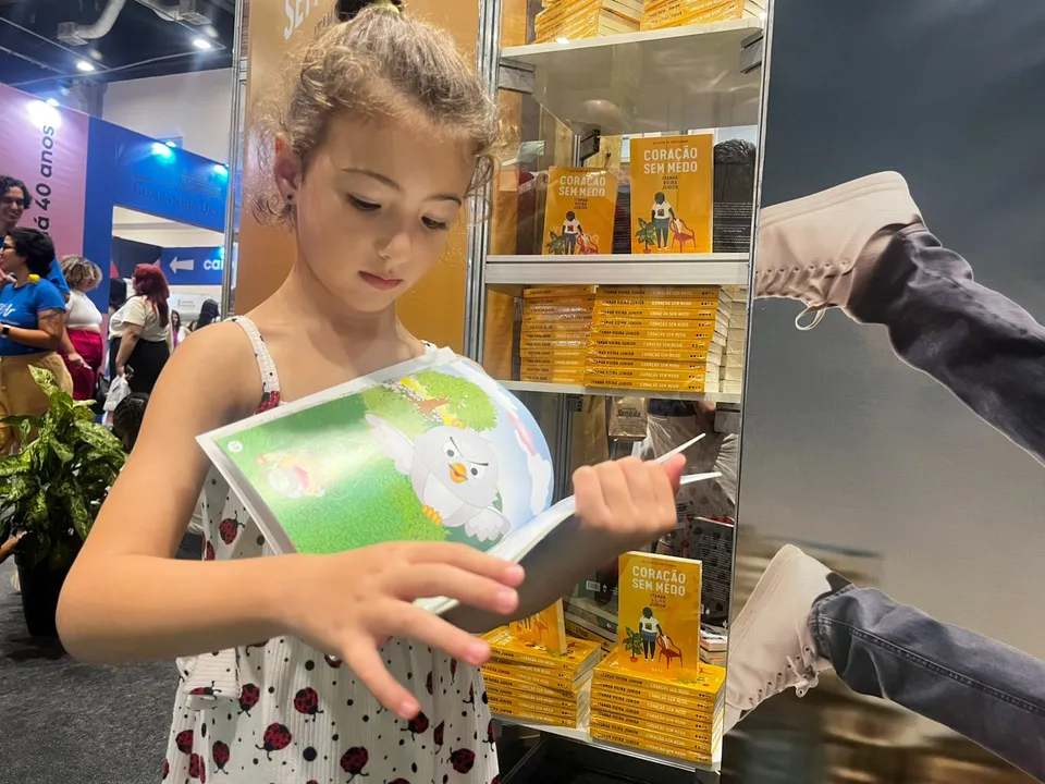 Laura, 5 anos, agora está na fase de aprender a ler, juntando as sílabas com a ajuda do papai e da mamãe.