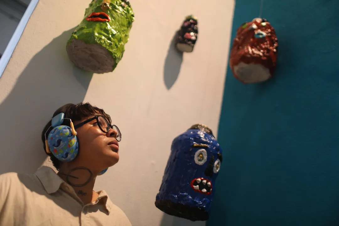 O artista Gustavo Reis transformou sua vivência como autista em crítica social