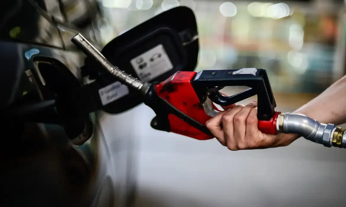 Preço do diesel recua nos postos após alta causada por guerra