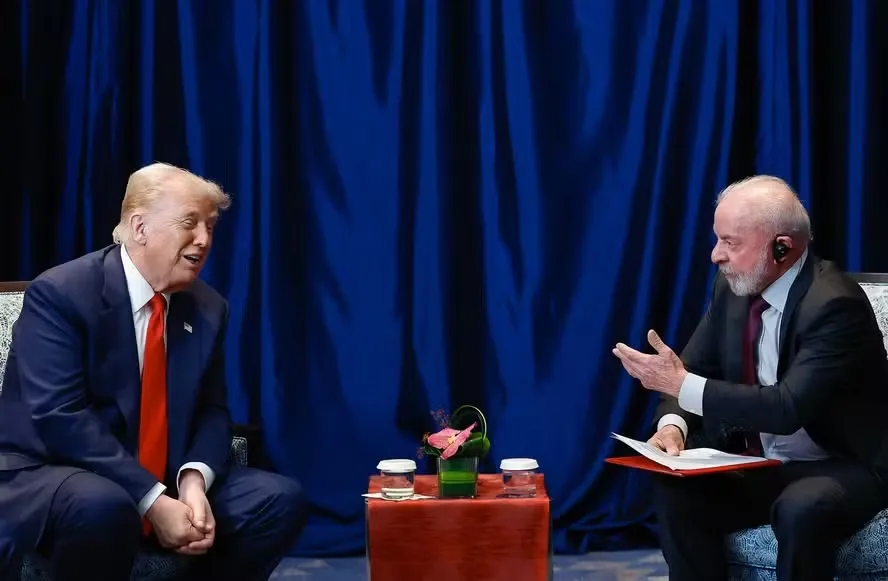 Os presidentes Donald Trump e Lula reunidos em encontro presencial