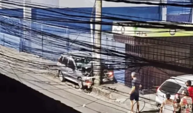 Carro bateu em poste em Salvador