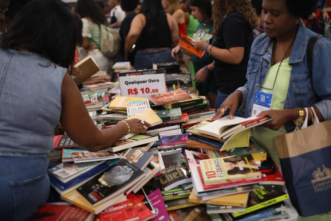 Bienal do Livro atrai milhares de pessoas na Bahia