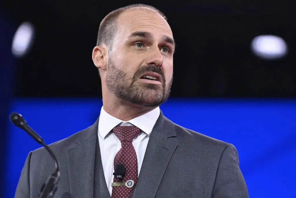 Eduardo Bolsonaro pode perder cargo na PF