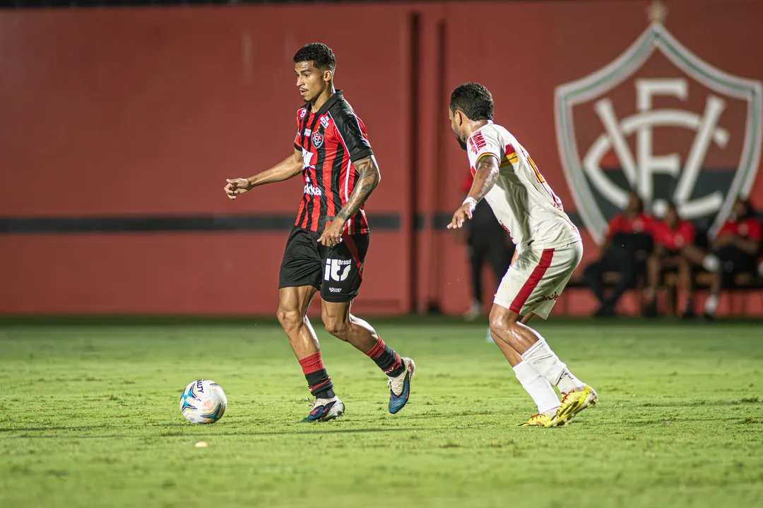 Renê em ação na goleada de 4 a 1 sobre a Juazeirense
