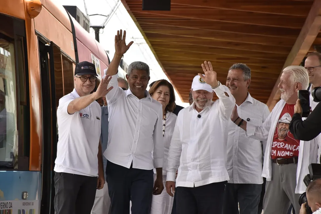Lula e Jerônimo vistoriam obras do VLT de Salvador e autorizam expansão do modal