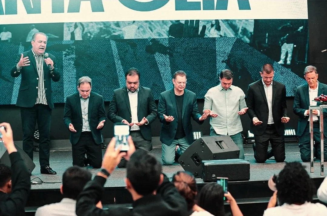 Flávio Bolsonaro, candidato a presidente da República, durante culto