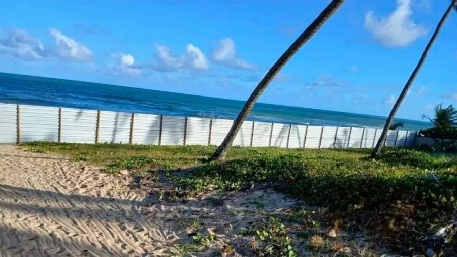 Muro impede acesso a praia em Camaçari