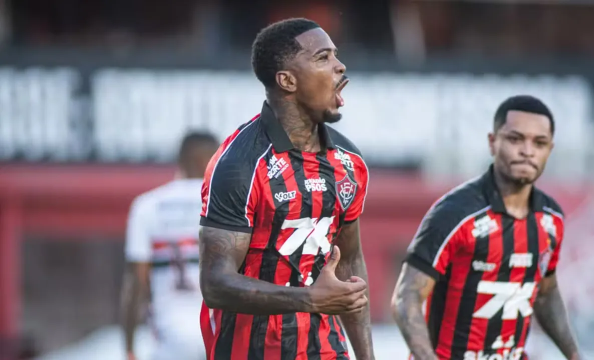 Cacá comemorando gol pelo Vitória