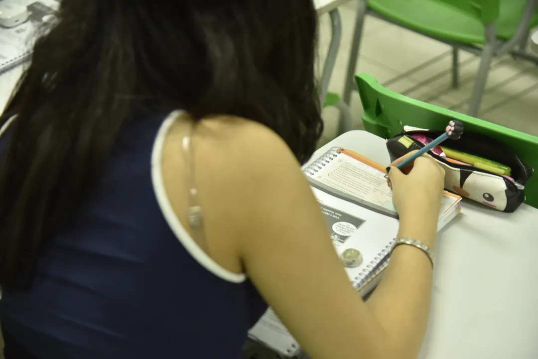 Imagem ilustrativa - estudante em sala de aula