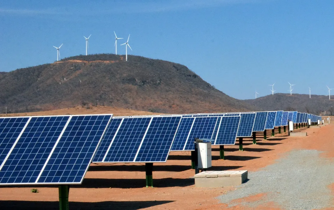 Além da energia limpa: o impacto das fontes eólica e solar no mercado de trabalho baiano