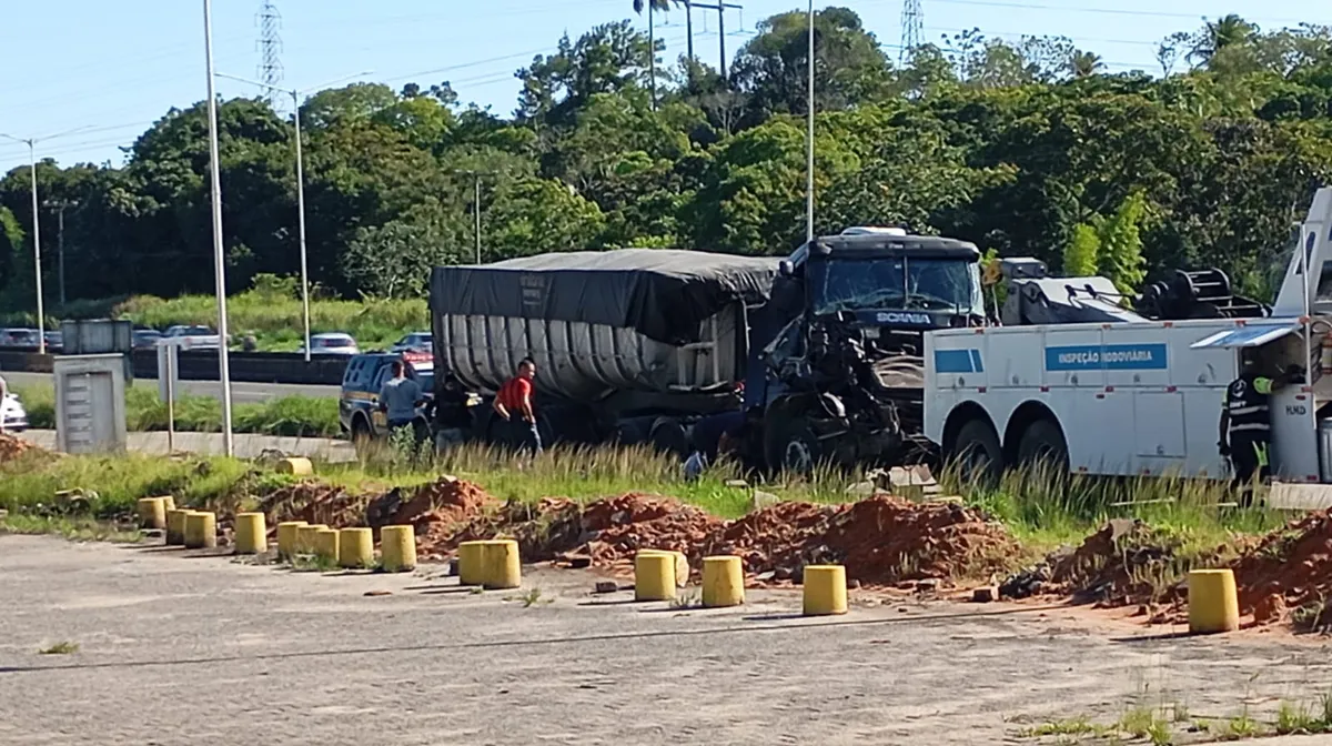 Veículos foram atingidos por carreta