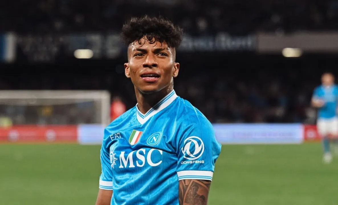 Alisson Santos comemorando gol pelo Napoli