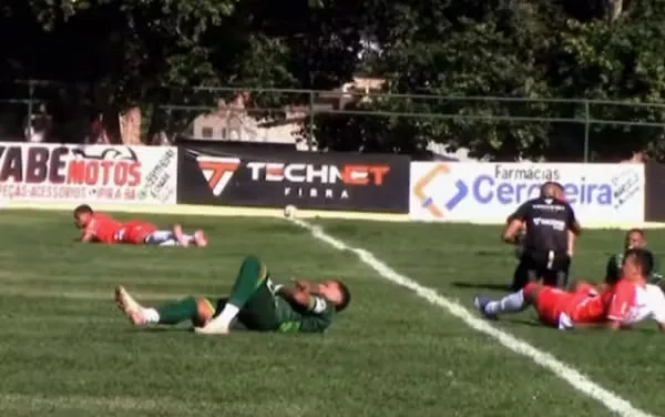 Receio de picadas levou atletas a se jogarem no chão até a situação ser esclarecida