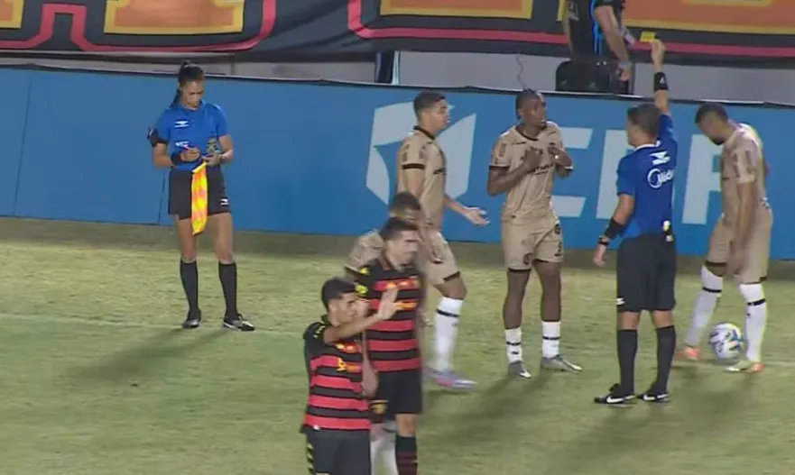 Momento que o juiz levanta o segundo amarelo para o atleta da Jacuipense