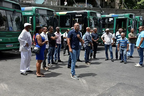 Rodoviários durante assembleia em Salvador