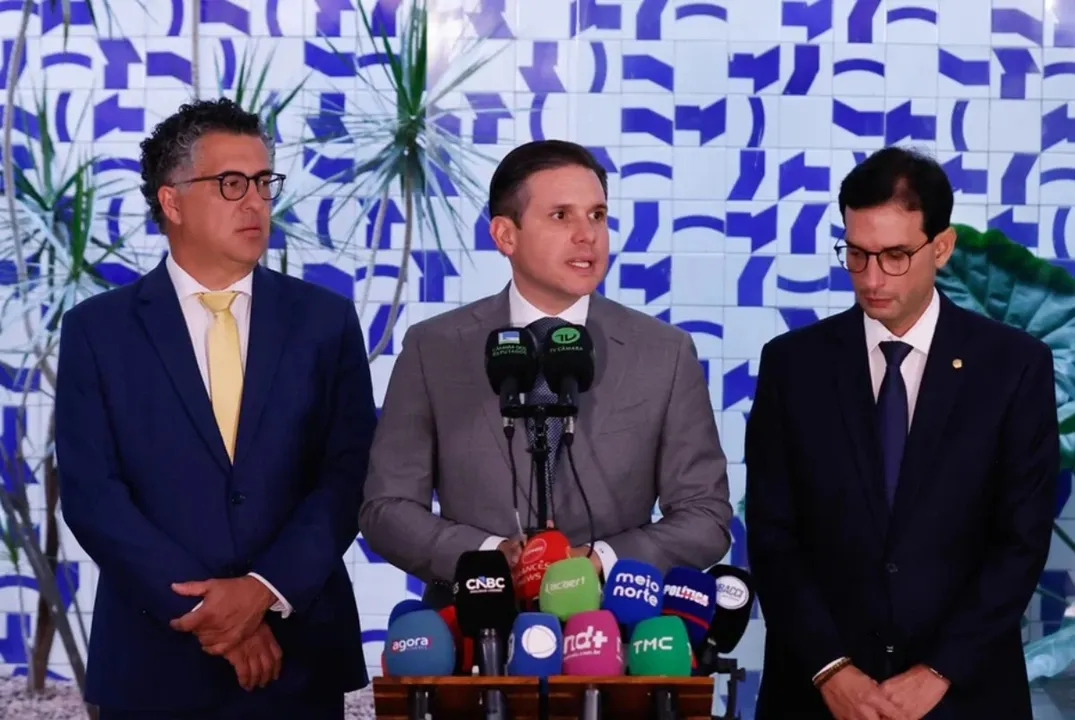 Hugo Motta (centro) e Leo Prates (direita) terão reunião nesta segunda-feira, 18, para debater escala 6x1