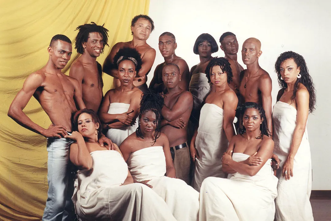 Bando de Teatro Olodum em cena do espetáculo Cabaré da RRRRRaça