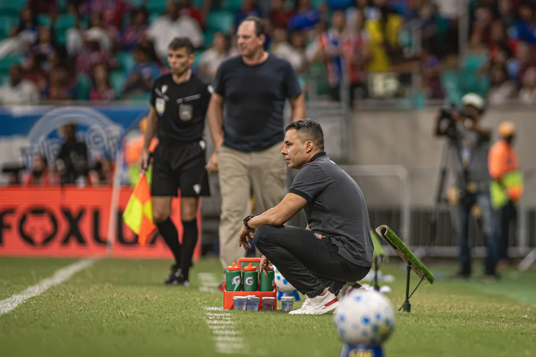 Jair Ventura, técnico do Vitória. Ao fundo, aparece Rogério Ceni, técnico do Bahia