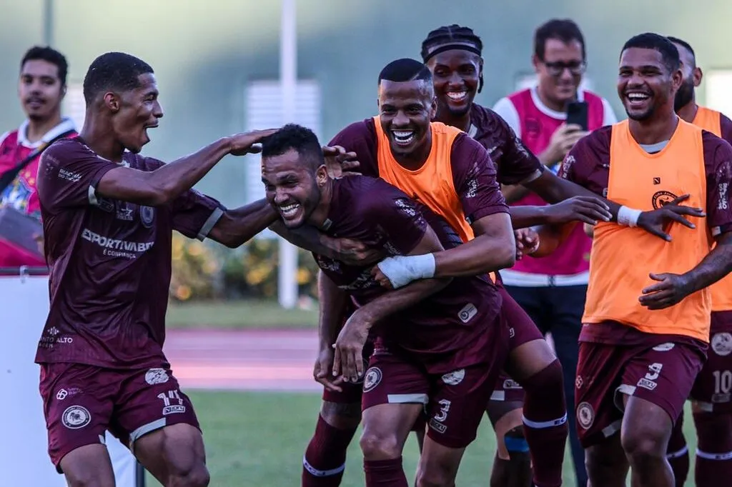 Time da Jacuipense comemorando gol