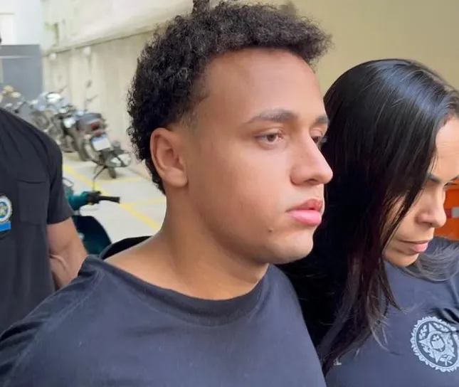 Imagem ilustrativa da imagem Estupro coletivo: réu se entrega com camisa escrita “Não se arrependa”