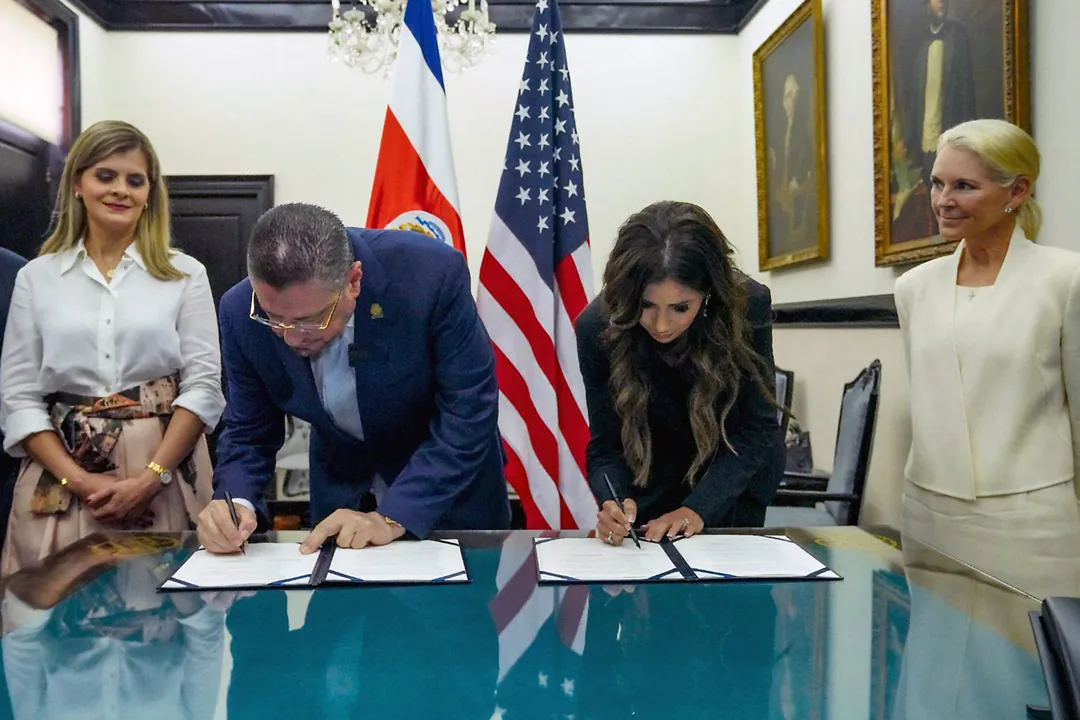 Presidente da Costa Rica, Rodrigo Chávez, e a enviada especial do Programa Escudo das Américas dos Estados Unidos, Kristi Noem, assinando um acordo no Ministério das Relações Exteriores e Culto