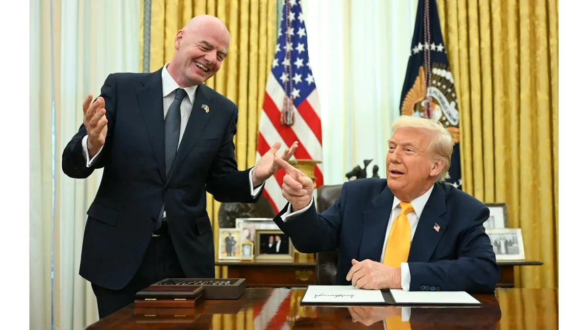 Gianni Infantino, presidente da Fifa, ao lado de Donald Trump, presidente dos EUA