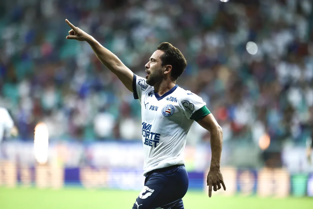 Everton Ribeiro com a camisa do Bahia
