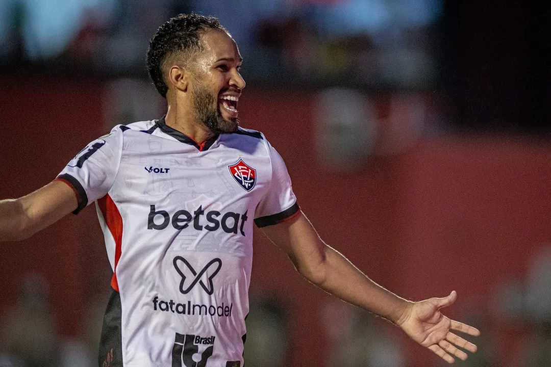 Everaldo comemorando gol no Barradão