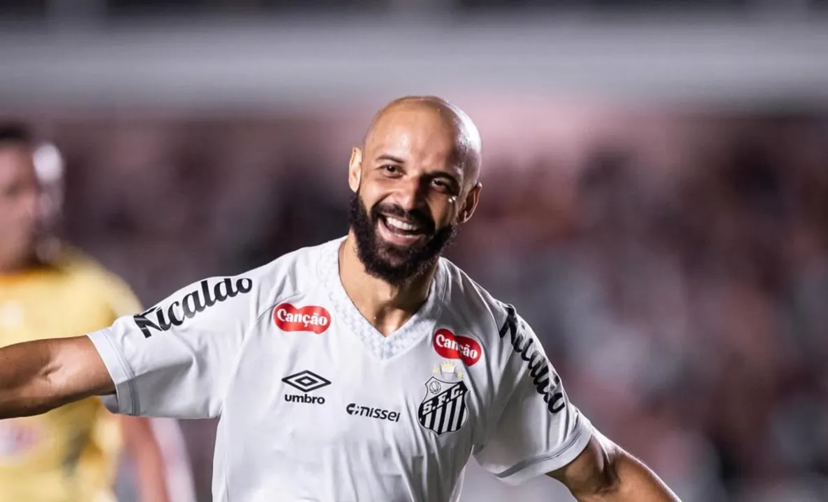 Thaciano comemorando gol pelo Santos