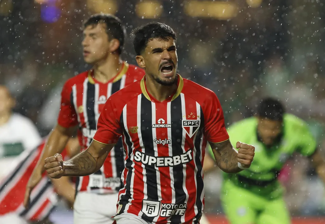 Cauly comemorando gol pelo São Paulo