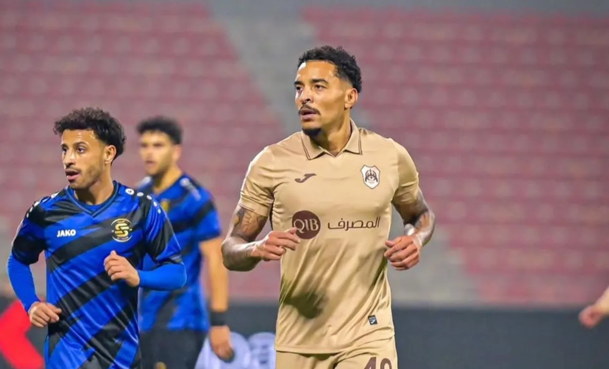 Gregore em campo com a camisa do Al Rayyan, do Catar