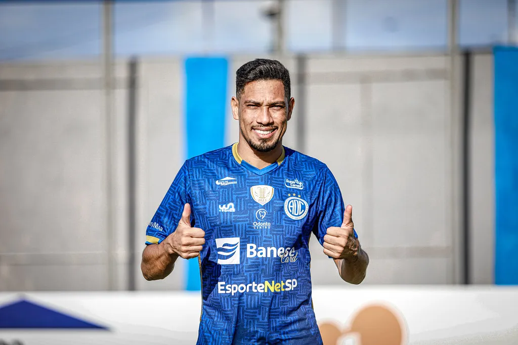 Hernane Brocador com a camisa do Confiança