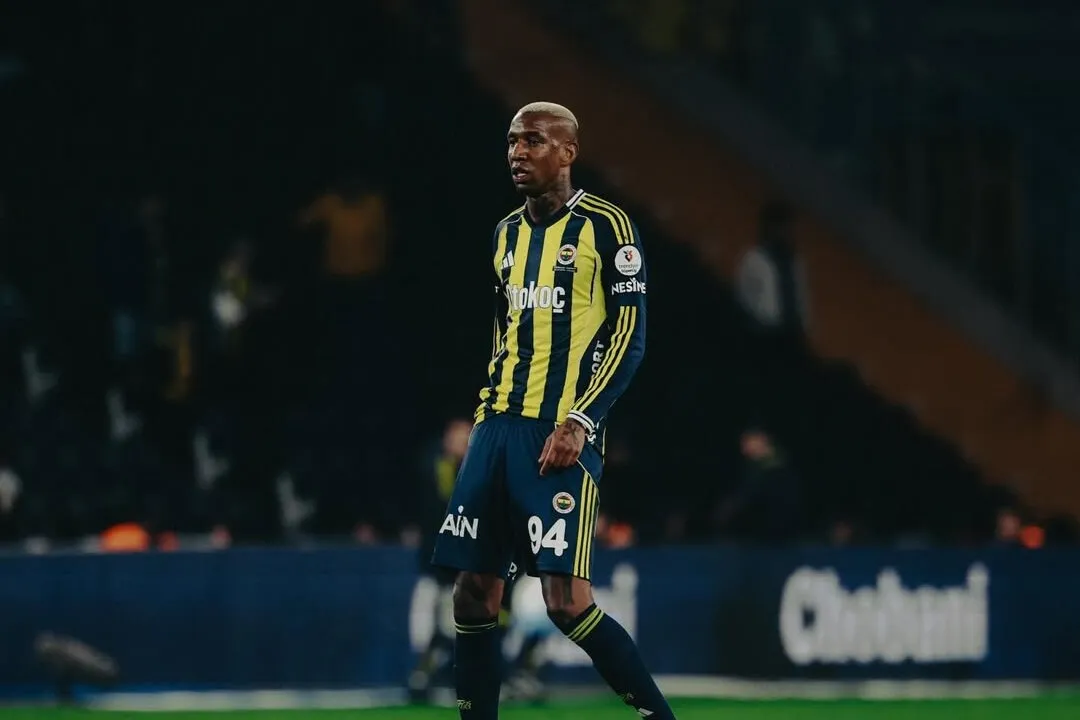 Anderson Talisca em campo pelo Fenerbahçe