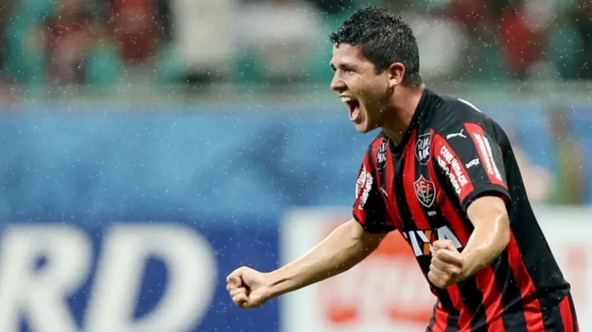 Diego Renan pelo Vitória