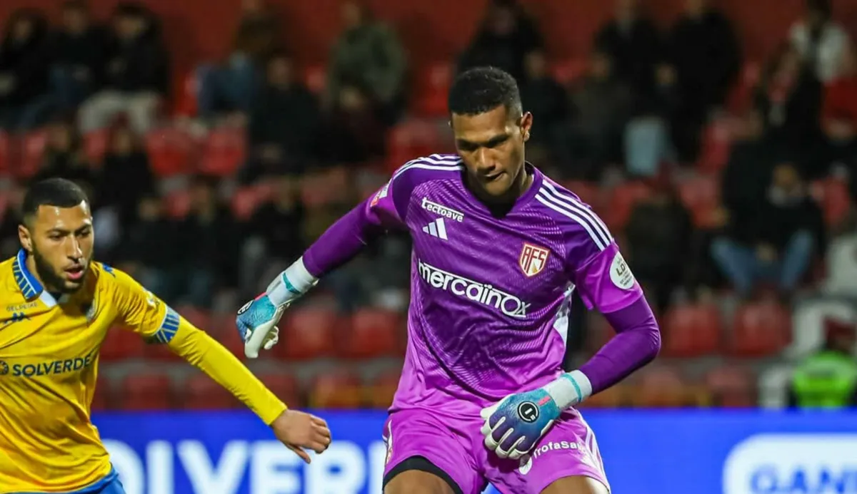 Adriel em campo pelo AFS, de Portugal