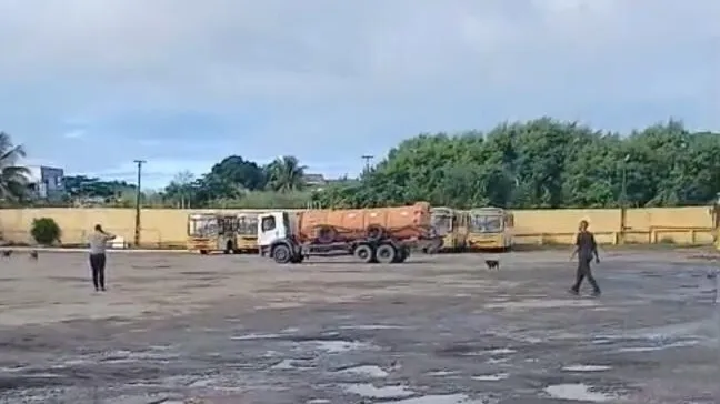 Homem invade garagem