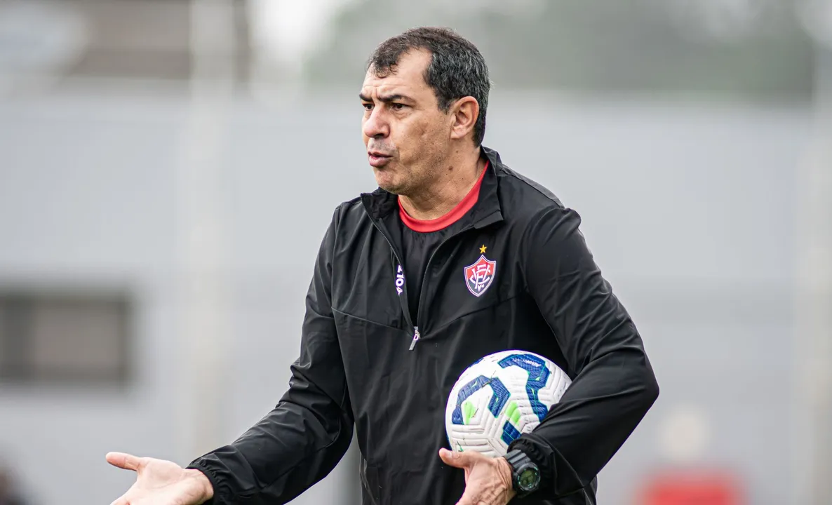 Fábio Carille em treinamento pelo Vitória em 2025