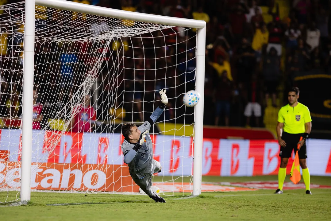 Thiago Couto defendendo pênalti