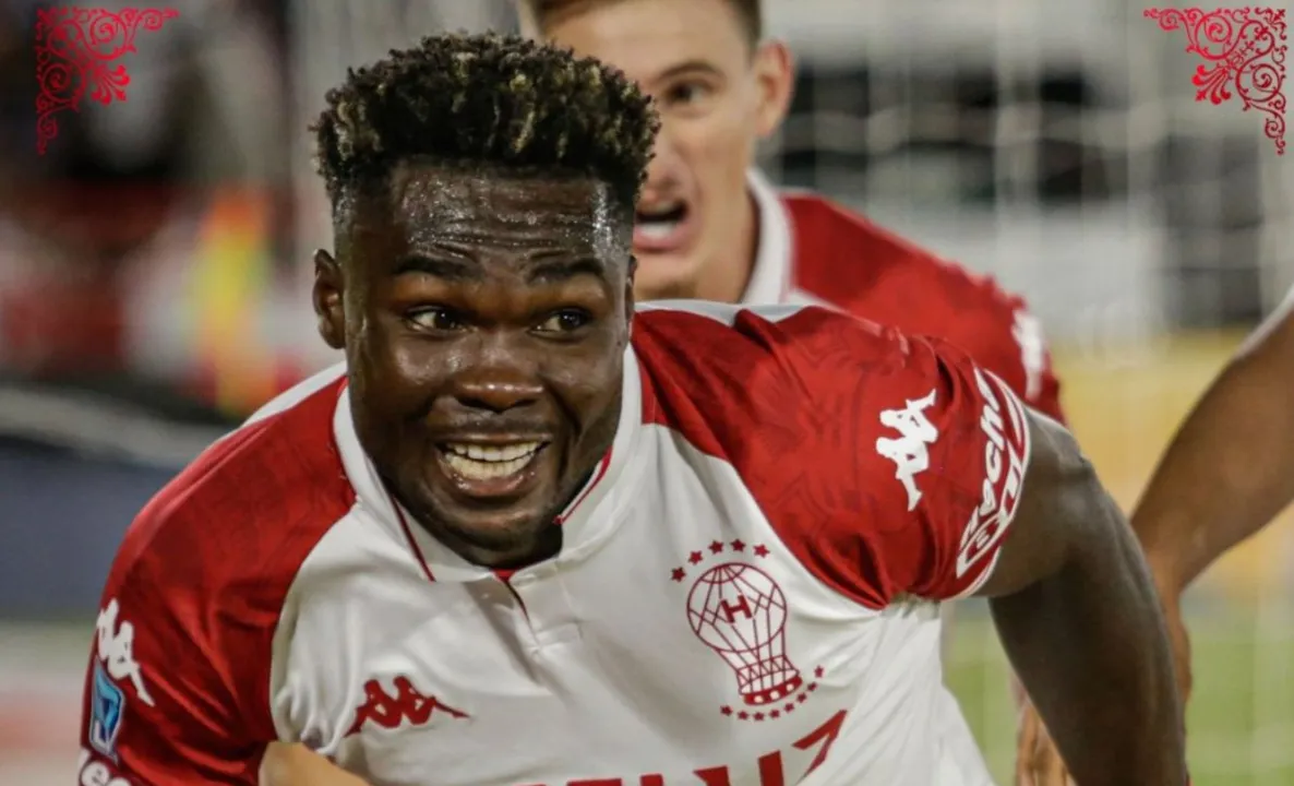 Jordy Caicedo em campo pelo Huracán, da Argentina