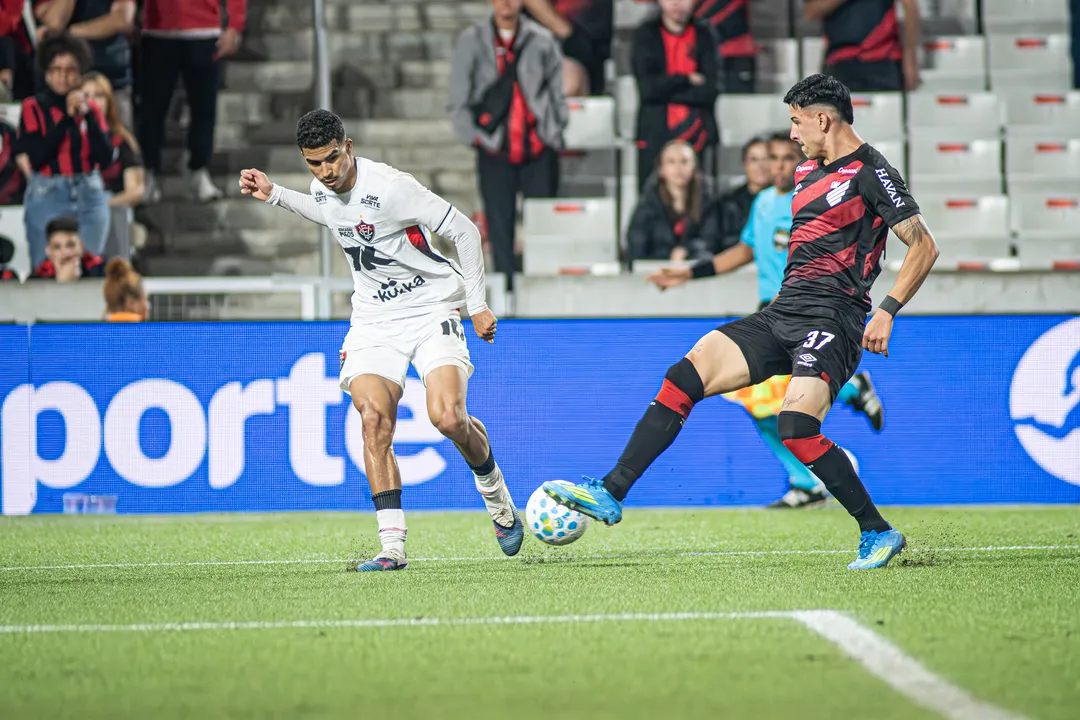 Renê disputa a bola com jogador do Athletico Paranaense