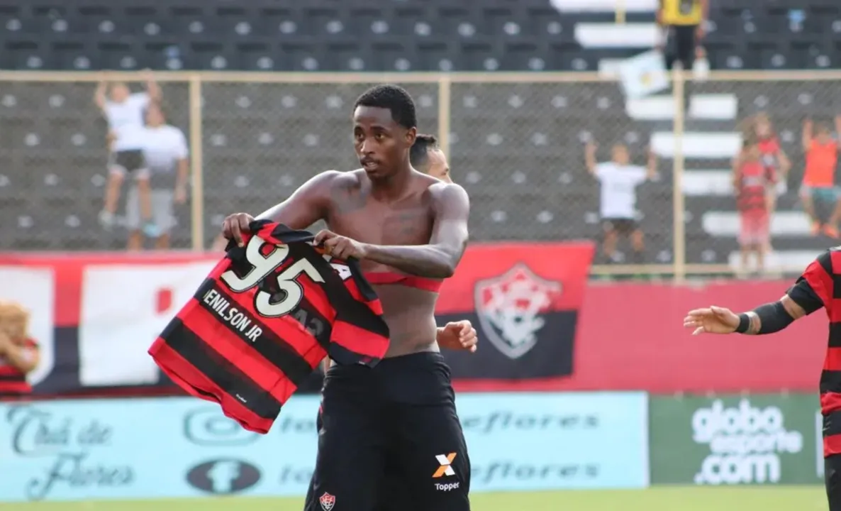 Imagem ilustrativa da imagem Ex-Vitória denuncia racismo na Ásia: "Parem de atacar minha família"