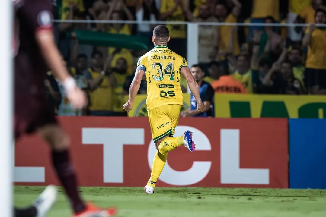 Zagueiro João Vitor comemorando gol feito