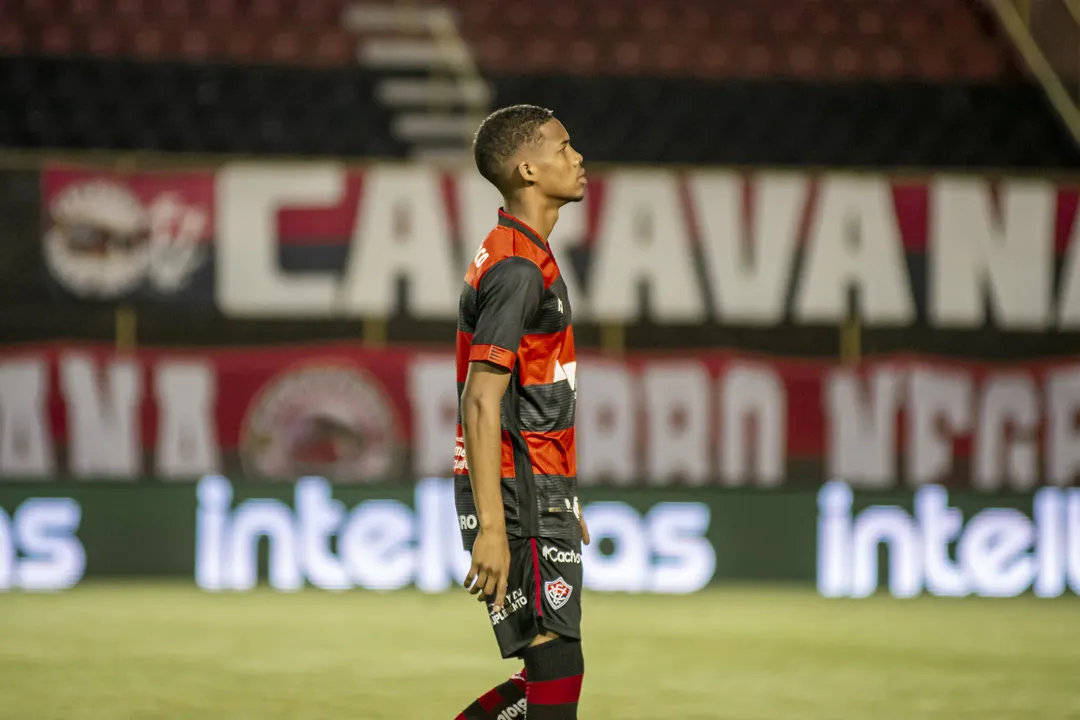Imagem ilustrativa da imagem Ex-Vitória marca gol contra durante eliminação em torneio europeu
